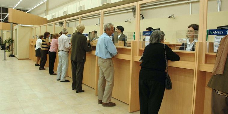 Las restricciones afectan el poder adquisitivo de los pensionados.