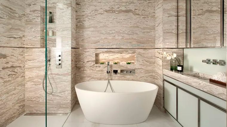 Un baño requiere un diseño inteligente del espacio para incorporar las características deseadas y hacerlo atractivo y cómodo al mismo tiempo. Foto: homesandgardens.com