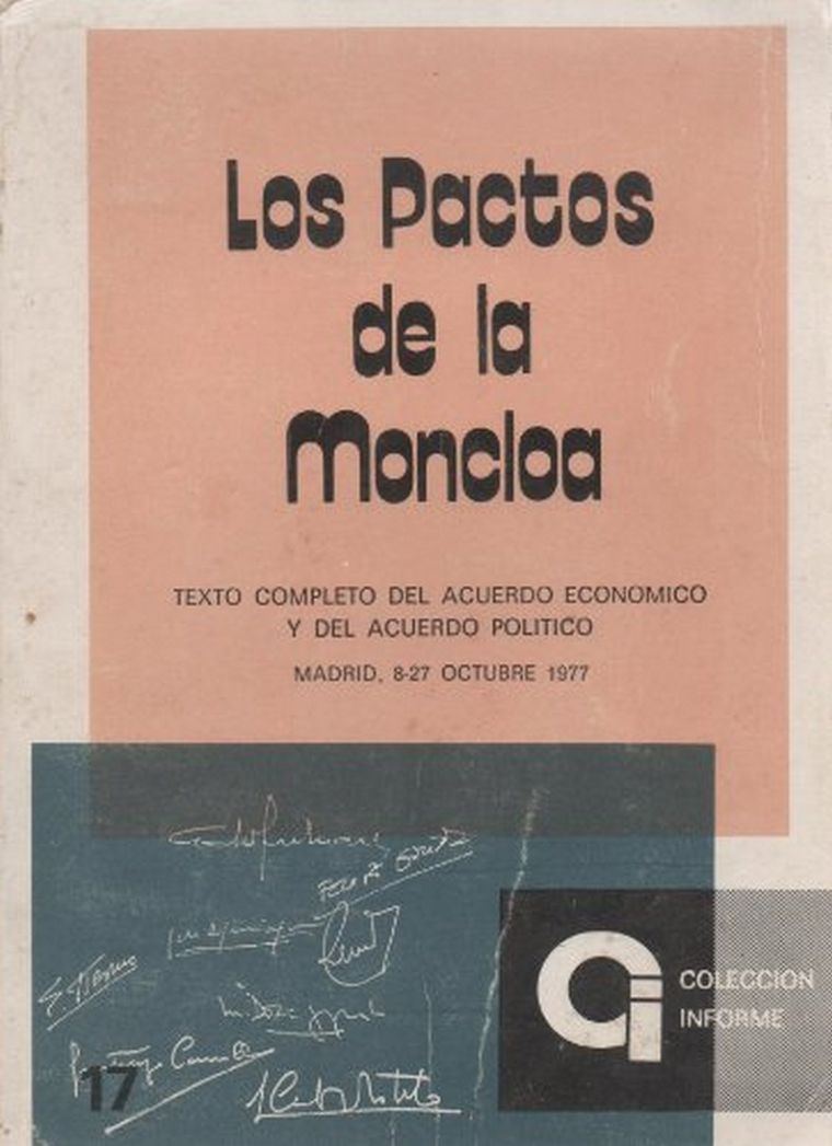 Un ejemplar de los Pactos de la Moncloa rubricados en España en 1977.