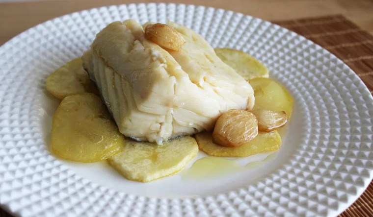 A pesar de su sabor sofisticado, la receta del bacalao confitado requiere muy pocos ingredientes, lo que la convierte en una preparaci&oacute;n elegante y minimalista.