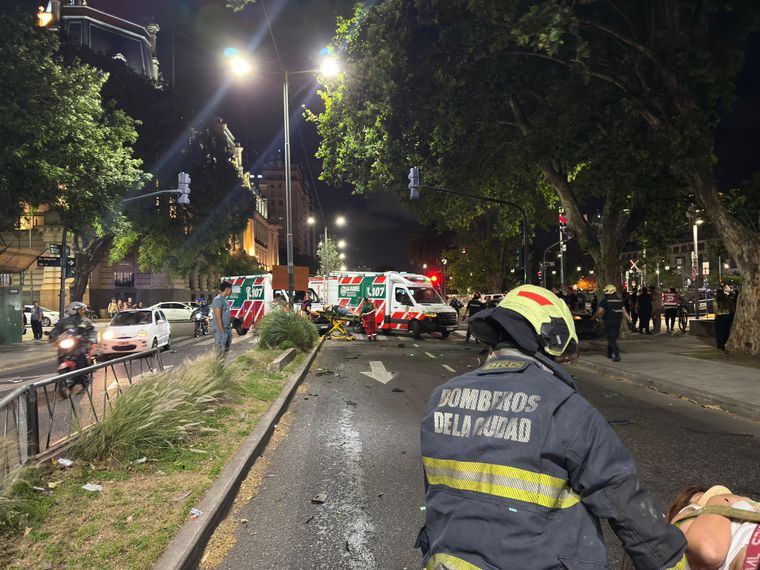 Los dos carriles izquierdos del boulevard de Huergo quedaron completamente cerrados al tránsito tras el choque en Monserrat.