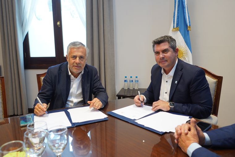 Los gobernadores Alfredo Cornejo (Mendoza) y Marcelo Orrego (San Juan).