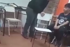 Un video se difundió en las redes sociales mostrando al docente agrediendo verbal y físicamente a sus alumnos dentro del aula Foto: Captura video