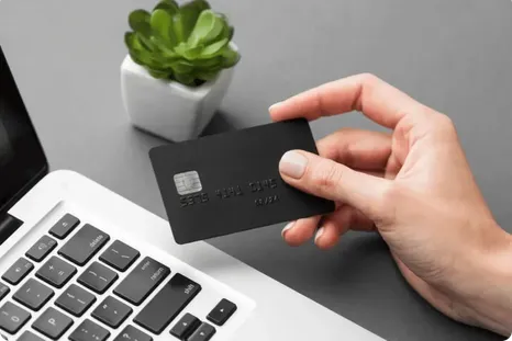 Las tarjetas corporativas tradicionales fueron diseñadas bajo una lógica de confianza previa. Las tarjetas corporativas tradicionales fueron diseñadas bajo una lógica de confianza previa.