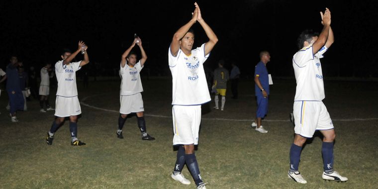 Las manos en alto de los jugadores de Huracán, saludando a su hinchada Foto: Agustín Mauricio/Mediamza.com