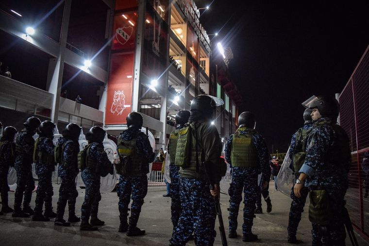 Se desataron incidentes en las afueras del estadio de Independiente. Foto: @CrisLAlonso