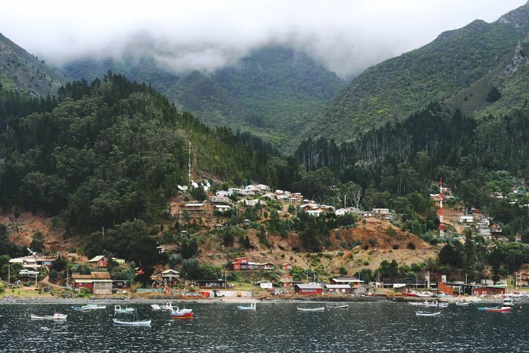 Casas de San Juan Bautista entre cerros cubiertos de nubes, donde viven los cerca de 900 habitantes que mantienen vivas las tradiciones y la pesca artesanal de la isla.