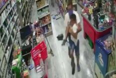 El papá llevando al chico herido