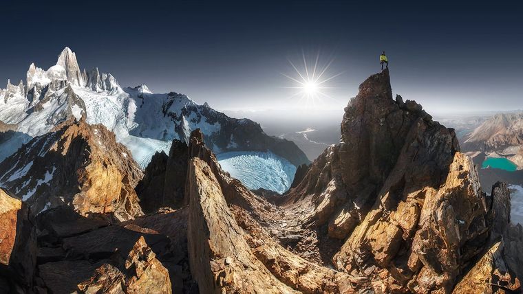 Climbing (ascenso) al Fitz Roy, del italiano Alessandro Cantarelli (en la foto aparece un andinista en la cumbre de esta montaña). Créditos: 15th Epson International Pano Awards.