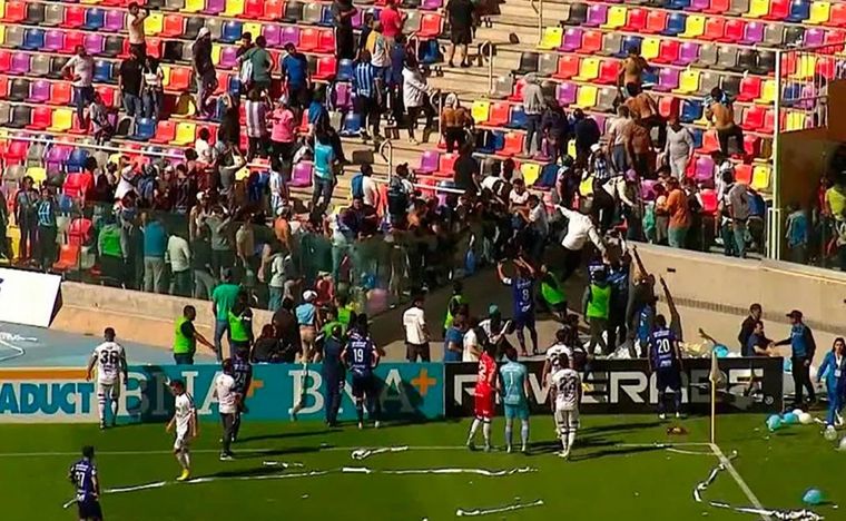 Los incidentes en el estadio Madre de Ciudades. Foto: Télam