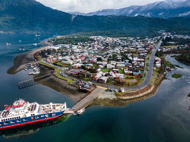 Hornopirén es un pueblo del sur de Chile donde el mar y la montaña se encuentran en un mismo paisaje.