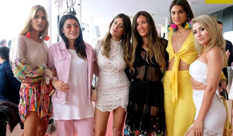El periodismo se ha visto desplazado por los influencers, como este grupo de españolas que así se definen. Foto EFE