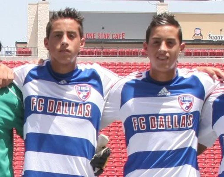 Rogelio junto a su hermano Ramiro en el FC Dallas. Rogelio junto a su hermano Ramiro en el FC Dallas.