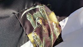 San La Muerte, en una bandera de su altar en Luján de Cuyo. Foto Ulises Naranjo