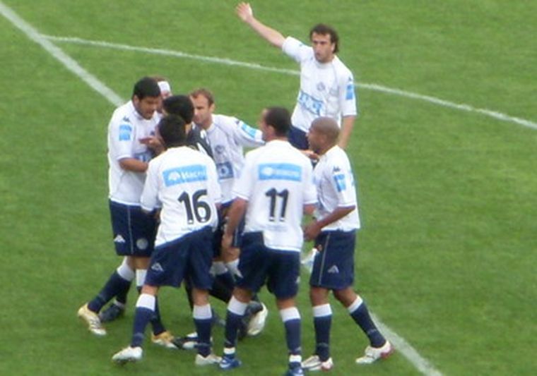 El árbitro Pablo Díaz es increpado por los jugadores Azules. Foto: Mauricio Runno