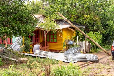 MDZol | Hubo voladura de techos y caída de postes y árboles.