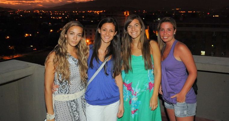 Anochecer entre amigas. Cinthia Abbaneo, Carolina Tello, Laura Marticorena y Yanina Catracchia. Foto: Gentileza