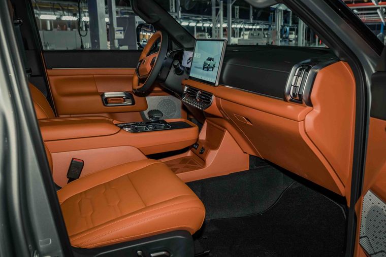 La nueva Santana 400 debuta en versiones PHEV y diésel como la gran pick-up que marca el retorno productivo de Santana en Linares.