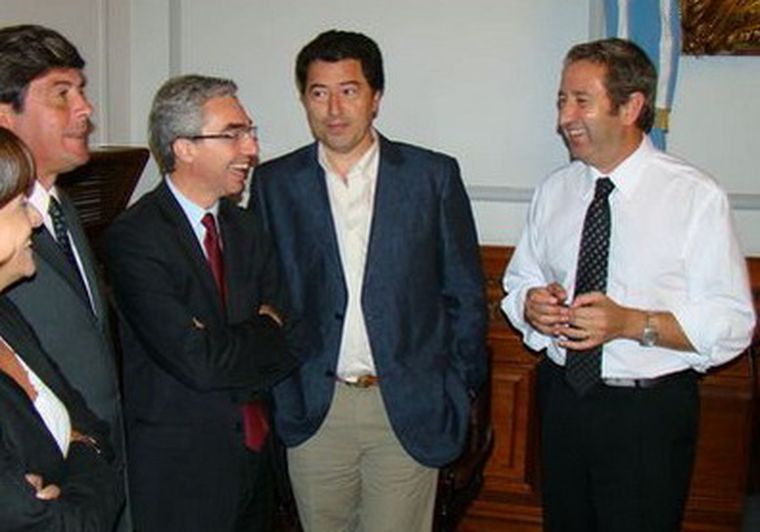 Cobos con Meoni y dirigentes de Junín. Foto: Diario Democracia