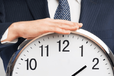 El debate sobre la reducción de la jornada laboral, para ganar en mayor productividad está creciendo en todo el mundo, pero en la Argentina predomina un criterio basado en una ley que rige desde casi 120 años.