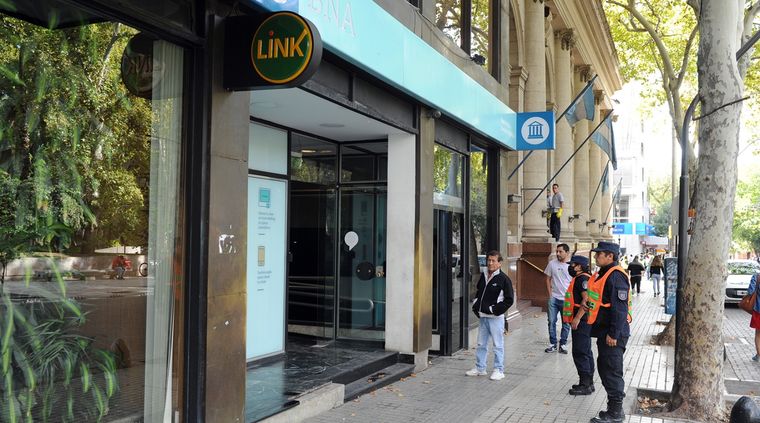 Será más complejo abrir una cuenta en dólares en los bancos. Foto: ALF PONCE / MDZ