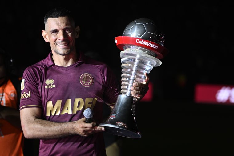 El histórico goleador y leyenda de Lanús sorprendió a todos al volver al fútbol profesional.