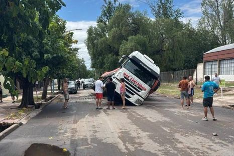 Un camión quedó hundido en la calle Alsina de Luzuriaga, Maipú, debido a la rotura de colector de Aysam. Un camión quedó hundido en la calle Alsina de Luzuriaga, Maipú, debido a la rotura de colector de Aysam.