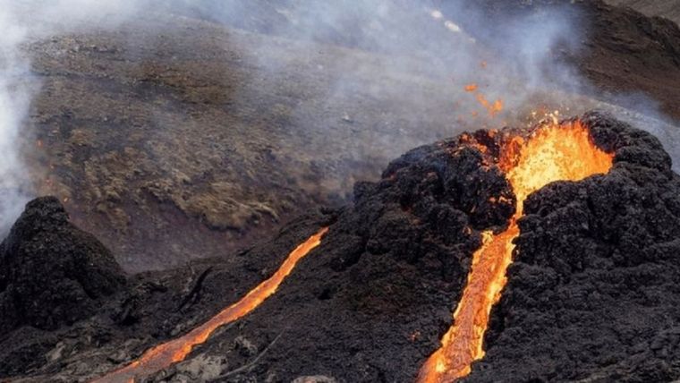 El volcán Fagradalsfjall cerca de la capital islandesa entró en erupción el viernes. (Fuente: REUTERS)