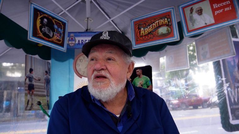 José trabaja desde hace veinte años como lustrabotas en la Avenida Santa Fe Foto: Analía Melnik /MDZ