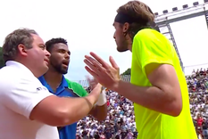 Momento tenso en la red luego del partido. Foto: Captura