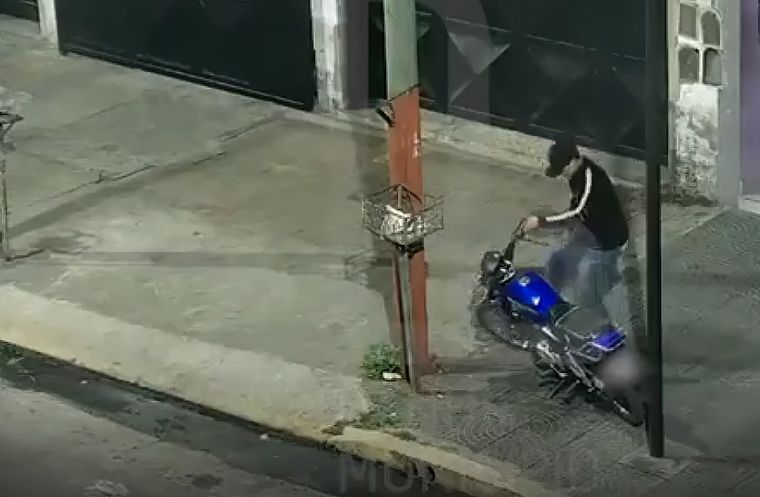 El ladrón no se detuvo ante las dificultades para intentar robar la moto. Foto: Captura de Pantalla