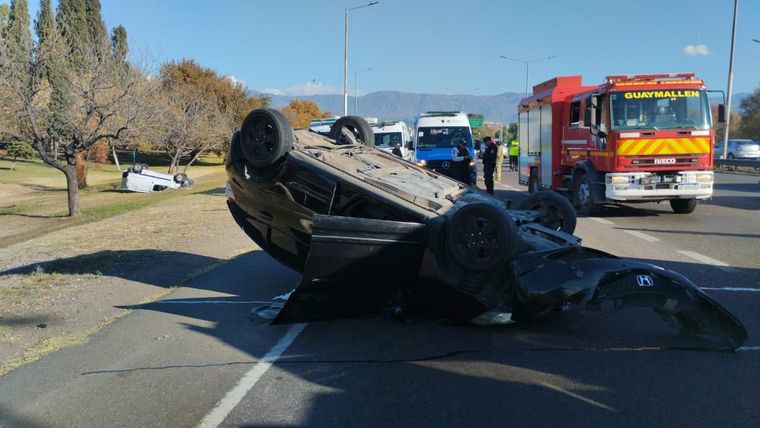 Un conductor con alcoholemia positiva provocó un grave accidente en el Acceso Este.