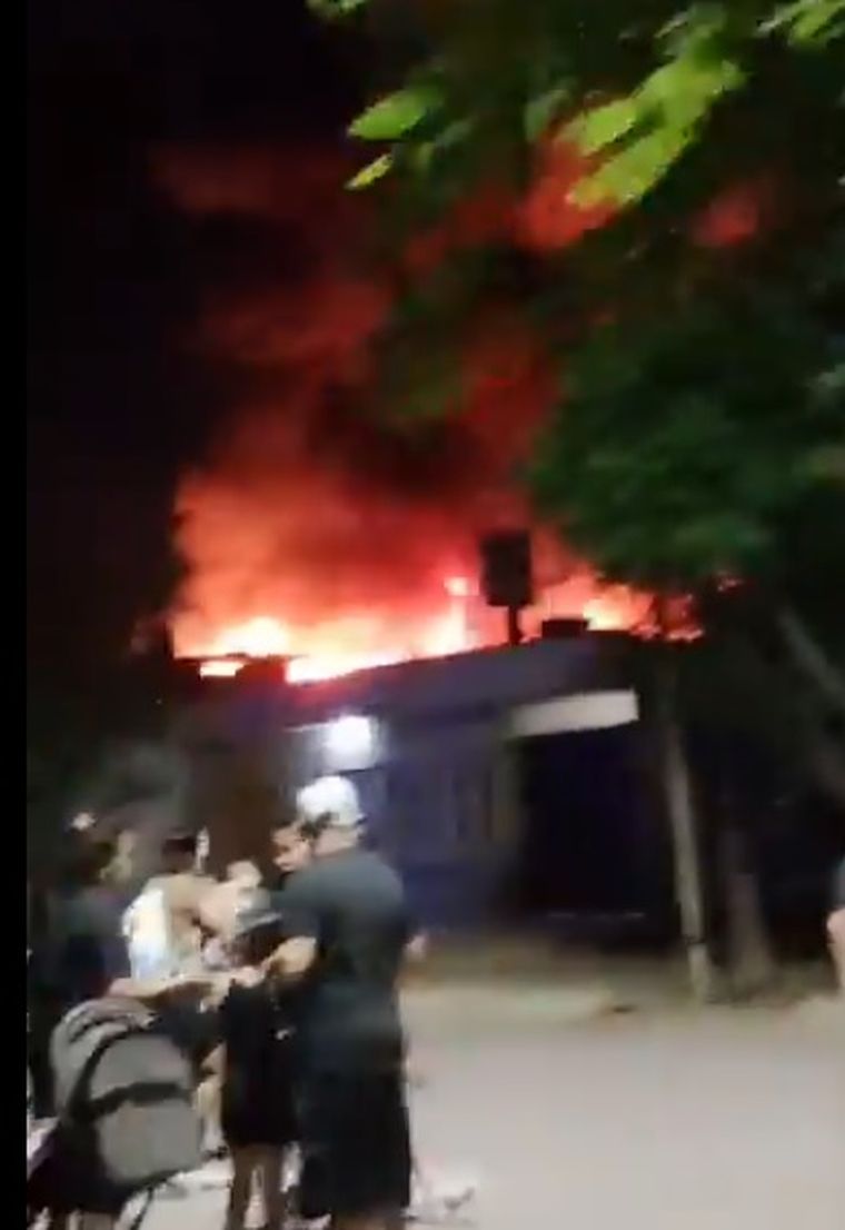 Operativo en Las Heras por un incendio que comprometió múltiples viviendas. Operativo en Las Heras por un incendio que comprometió múltiples viviendas.