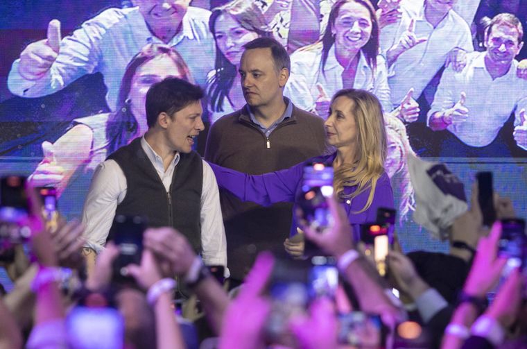 Una de las incógnitas para Javier Milei es qué hará con Santiago Caputo en medio de la interna con su hermana Karina.
