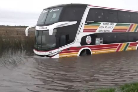 Los pasajeros del micro fueron rescatados en lanchas Los pasajeros del micro fueron rescatados en lanchas