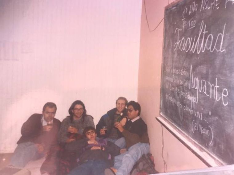 Dalmiro Garay junto a otros militantes de Franja Morada, en una toma en la UNCuyo.