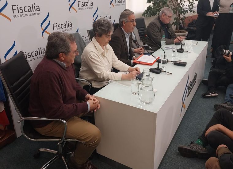 Conferencia para informar la identidad de los restos hallados Foto: X @FiscaliaUruguay