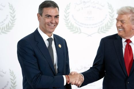 Pedro Sánchez, presidente de España, saluda al presidente de Estados Unidos, Donald Trump