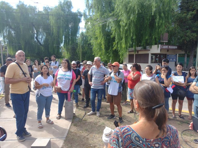 Al paro nacional, se sumó una importante convocatoria en la rotonda de ingreso a la UNCuyo Foto: Micaela Blanco Minoli / MDZ