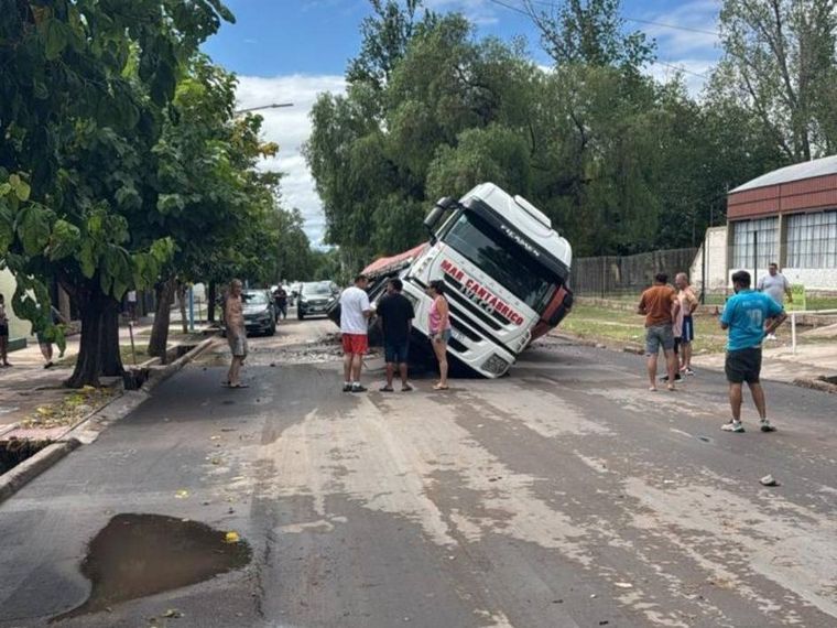 Un camión quedó hundido en la calle Alsina de Luzuriaga, Maipú, debido a la rotura de colector de Aysam.