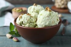 Sorprende con un helado de pistacho artesanal de ensueño con pocos ingredientes lúcete en tu mesa.