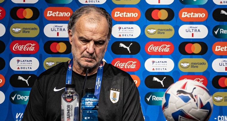 Marcelo Bielsa en conferencia de prensa. Foto: @Uruguay