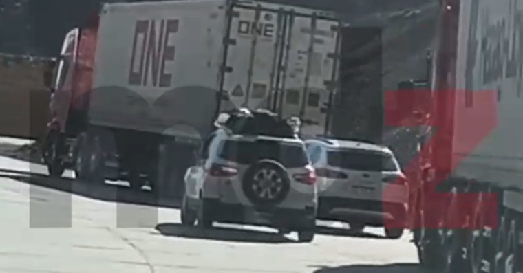 Las temerarias maniobras del conductor de la camioneta generó el enojo de los presentes.&nbsp;