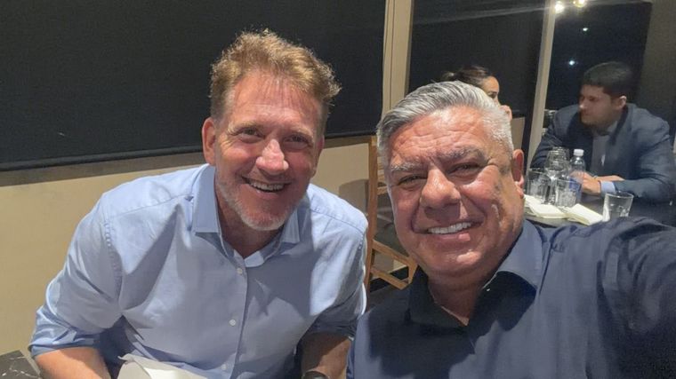 Chiqui Tapia y Alejandro Domínguez se opusieron de manera burocrática y pública a jugar la Finalissima en Madrid. Chiqui Tapia y Alejandro Domínguez se opusieron de manera burocrática y pública a jugar la Finalissima en Madrid.