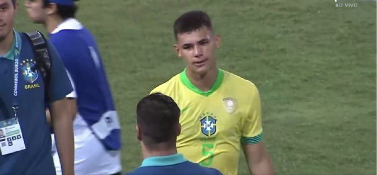 Tras la histórica derrota de Brasil ante Argentina por 6-0, la CBF obligó al futbolista a hablar con los medios y su cara lo dice todo. Foto: Captura de TV