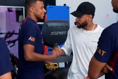 video: como fue el saludo de neymar con mbappe en su despedida del psg