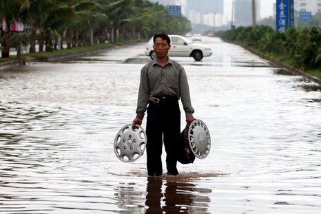 Taiwán soportó el paso del tifón, que sembró tragedia en la isla. Foto Efe Taiwán soportó el paso del tifón, que sembró tragedia en la isla. Foto Efe