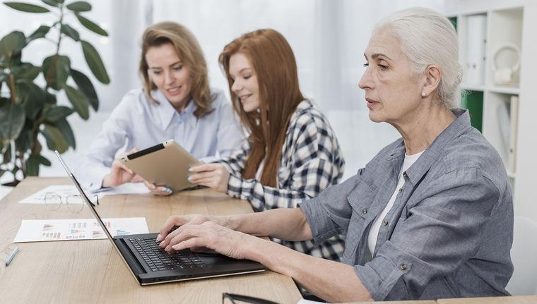 La generación Silver tiene mucho para aportar al reskilling de los más jóvenes. Foto: Freepik