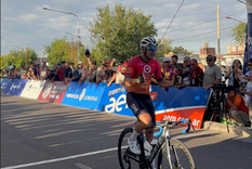 vuelta ciclista de mendoza: sexta etapa con polemica y final definido en circuito reducido