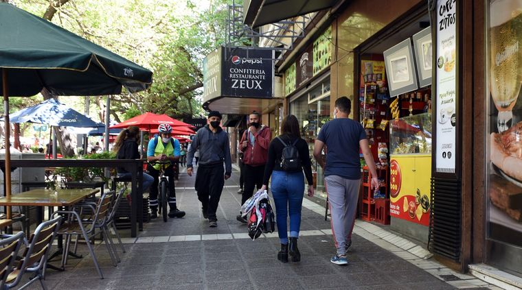 Bolsillos vacíos y consumo deprimido, parece ser la marca de época y los comercios confirman la caída de las ventas a partir de mediados de mes. Foto: ALF PONCE MERCADO / MDZ
